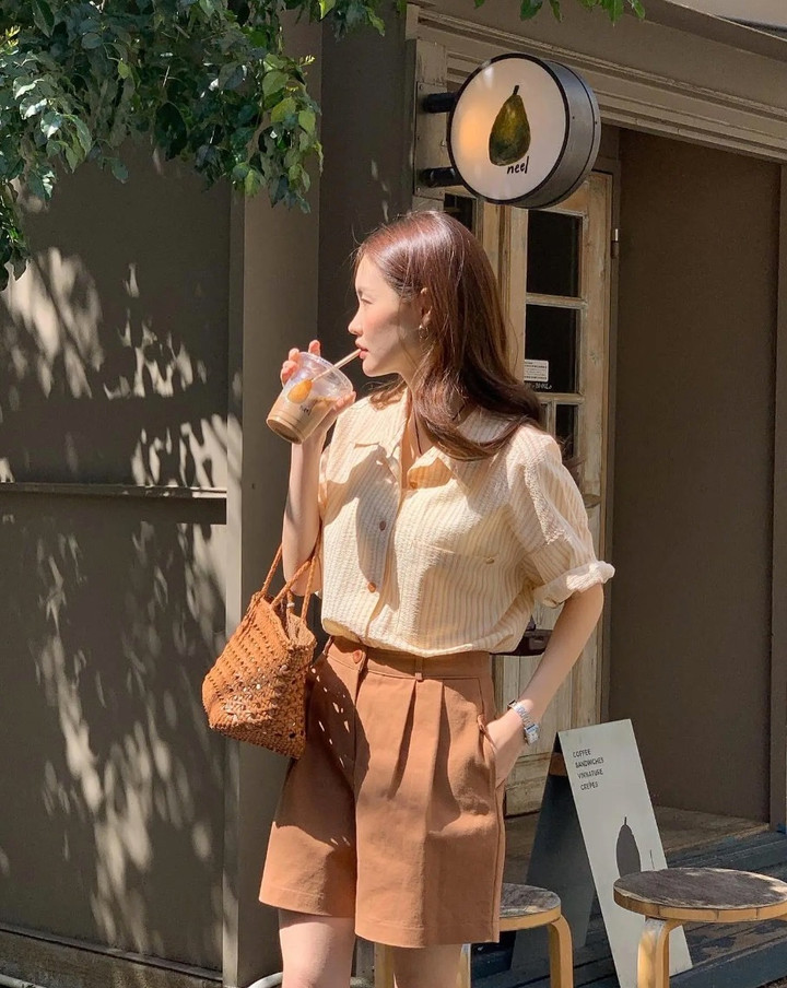 Yêu thích phong cách thanh lịch, các nàng đừng bỏ qua sự kết hợp giữa quần shorts và áo sơ mi. Không chỉ ghi điểm ở sự trang nhã, kiểu phối đồ này còn mang đến hiệu quả hack tuổi, phù hợp để diện trong nhiều bối cảnh.