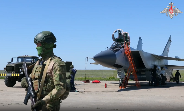 Tiêm kích siêu thanh MiG-31K mang theo tên lửa Kh-47M2 Kinzhal trong tập trận hạt nhân của Nga. (Ảnh: Bộ Quốc phòng Nga)