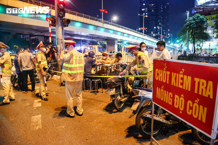 Tổ công tác của Đội CSGT đường bộ số 3 (Phòng CSGT Công an TP Hà Nội) lập chốt kiểm tra nồng độ cồn.