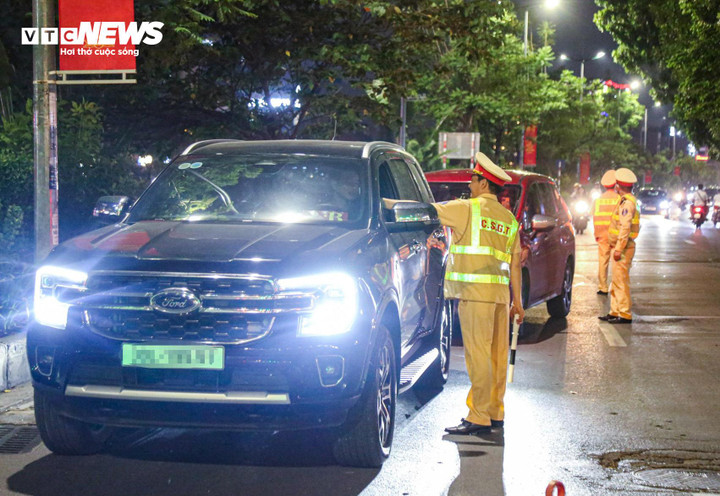 Cảnh sát kiểm tra nồng độ cồn với các phương tiện di chuyển theo hướng Láng - Ngã Tư Sở.