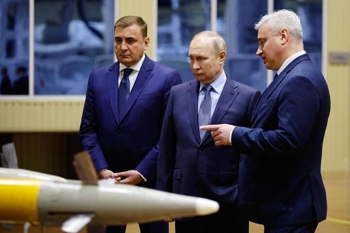 Tổng thống Nga Vladimir Putin (giữa) thăm một trung tâm sản xuất vũ khí ở Tula, Nga, vào ngày 23 tháng 12 năm 2022.