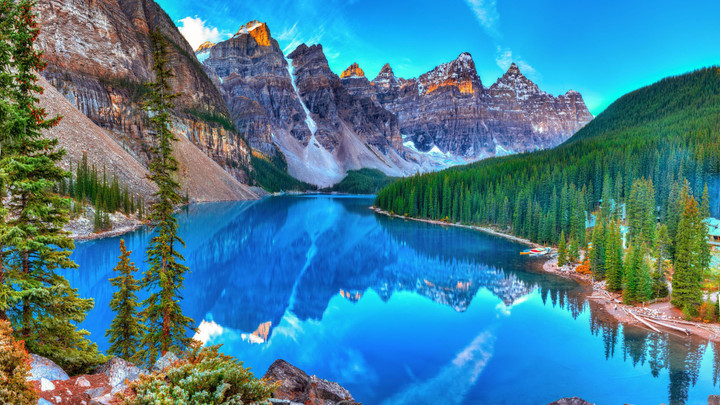 Bạn có thể đến tham quan hồ Moraine từ tháng 6 đến tháng 10 hàng năm - Ảnh: traveltriangle