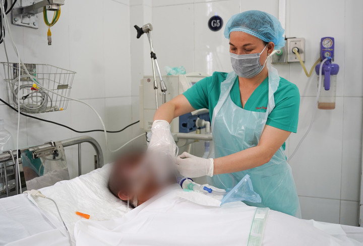Nam bệnh nhân trong vụ tạt axit vào bàn nhậu đang nằm điều trị tại Bệnh viện Chợ Rẫy bị biến chứng suy hô hấp. (Ảnh: BSCC)