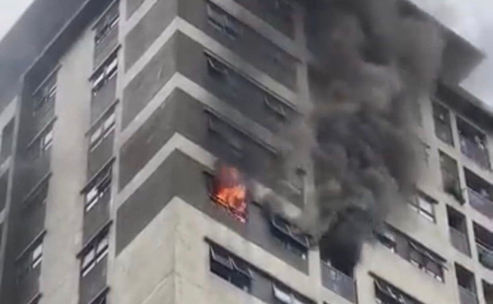 Khói lửa bốc lên ngùn ngụt từ căn hộ tầng 14.