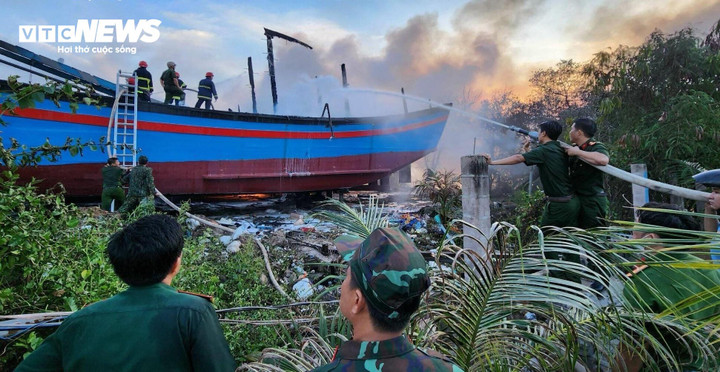 Lực lượng chức năng chữa cháy tại Công ty TNHH sửa chữa và đóng tàu Phan Thiết vào ngày 7/12/2023.