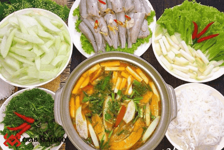 Nước lẩu cá khoai được nấu với một bí quyết đặc trưng gồm các thành phần nguyên liệu thông dụng như cà chua, nước cốt me, khế chua, dưa cải, măng chua, nấm.