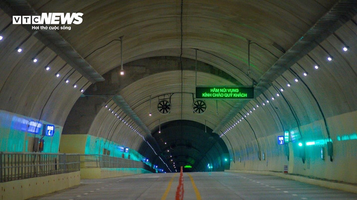 Trên tuyến cao tốc có hầm cấp đặc biệt Núi Vung dài 2,25 km kết nối 2 tỉnh Ninh Thuận - Bình Thuận.