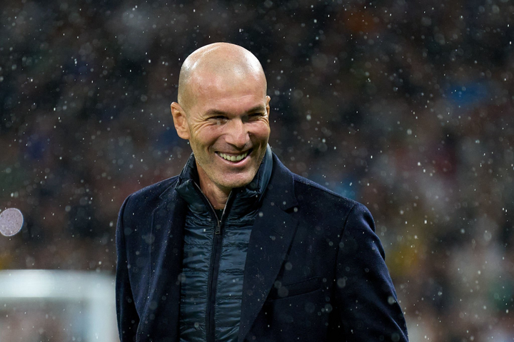Zinedine Zidane đã rời xa bóng đá hơn hai năm nay và có vẻ cựu HLV Real Madrid đã sẵn sàng quay trở lại với công việc huấn luyện. Nhà cầm quân người Pháp từng được nhắc đến trong các tin đồn liên quan đến Man Utd. Tuy nhiên, với một HLV đã từng giành được 3 danh hiệu Champions League như Zidane, thật khó để ông nhận lời dẫn dắt Man United, một công việc không có mấy sức hút ở thời điểm hiện tại.