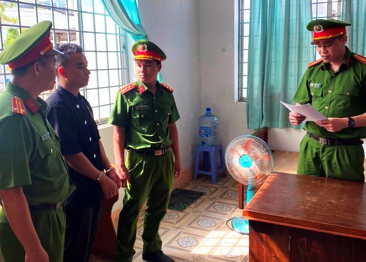 Cơ quan Cảnh sát điều tra thực hiện Lệnh bắt bị can để tạm giam. (Nguồn: Báo Bình Thuận)