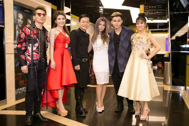 Ca sĩ Kỳ Phương tham gia chương trình "Gương mặt thân quen" năm 2017.