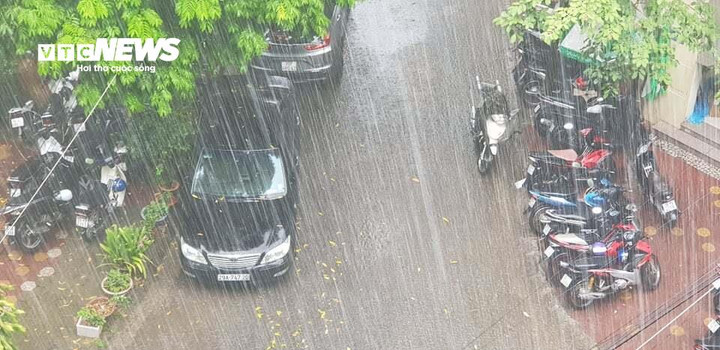 Chiều và tối 23/5, khu vực Bắc Trung Bộ, Trung Trung Bộ và Tây Nguyên mưa, mưa vừa, dông, cục bộ có mưa to đến rất to. (Ảnh minh họa: Song Anh)