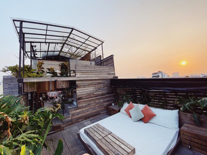 OZ Coffee House rất ấn tượng với không gian lãng mạn nằm giữa mảng xanh yên tĩnh của Quận 3. (Ảnh: OZ)