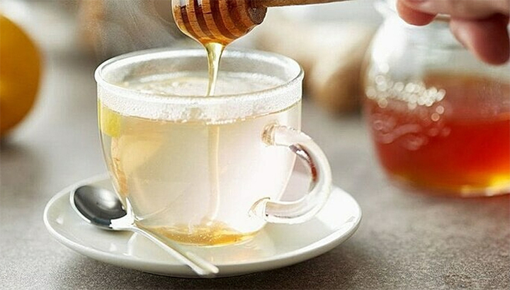 Pha mật ong với nước ấm, tỷ lệ bao nhiêu là vừa? (Ảnh: Istock)