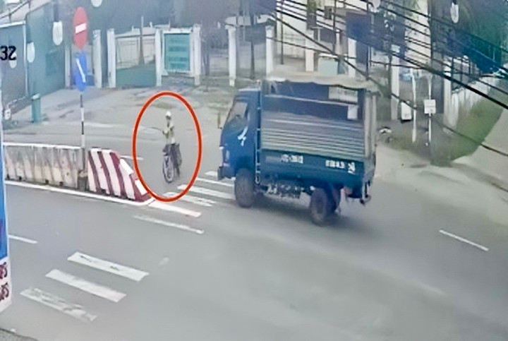 Xe tải tông trực diện vào người phụ nữ điều khiển xe điện lưu thông ngược chiều. (Ảnh: báo Bình Thuận)