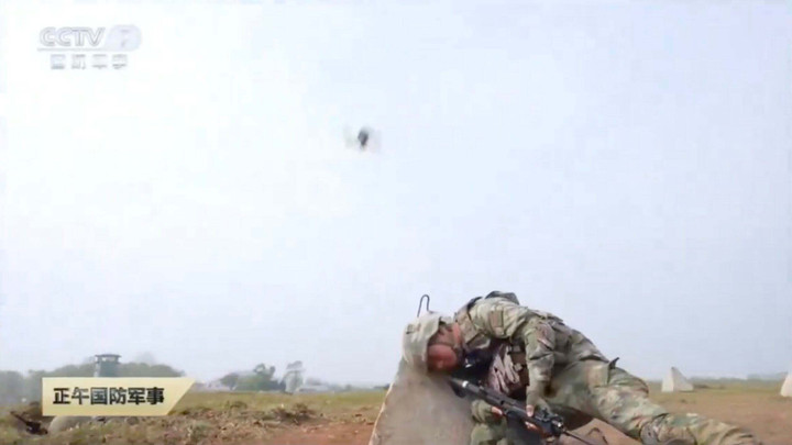 Binh sỹ Trung Quốc núp sau “răng rồng” để tránh drone. (Ảnh cắt từ video).