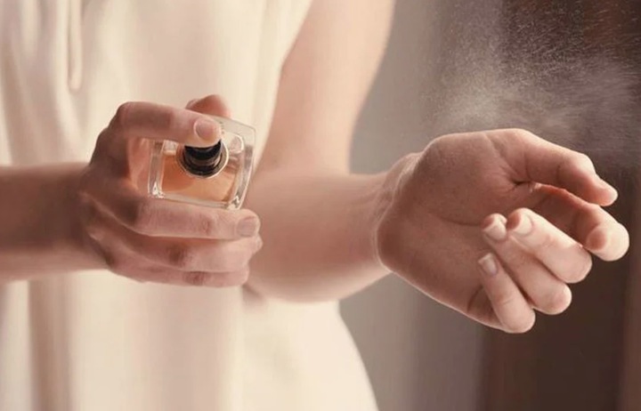 Tập trung xịt nước hoa vào những vị trí bám mùi lâu.