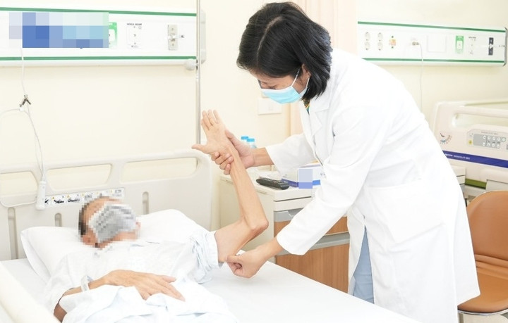 Tiến sĩ Vũ Thị Thanh thăm khám người bệnh gặp vấn đề về dinh dưỡng. (Ảnh: BSCC)