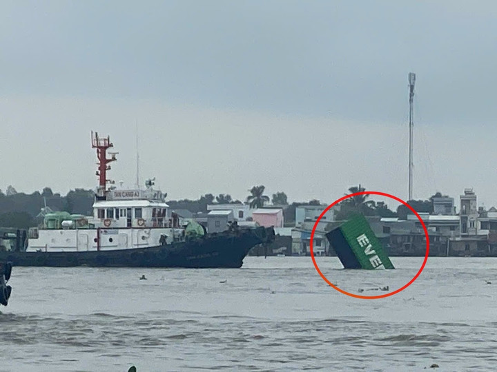 9 container rỗng bị rơi xuống sông và trôi về khu vực phà Cát Lái sau vụ va chạm tàu hàng với sà lan.