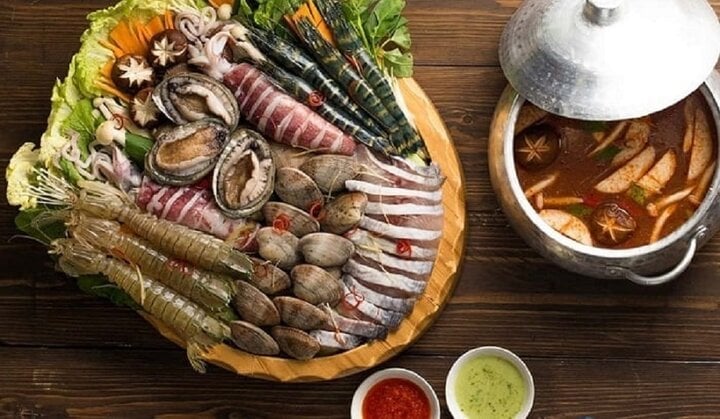 Du lịch Nha Trang không thể bỏ qua những bữa hải sản tươi ngon.