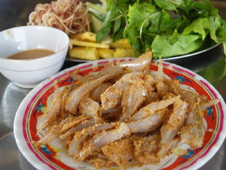 Gỏi cá mai Nha Trang nổi tiếng thực khách gần xa vì được làm từ cá tươi ngon.