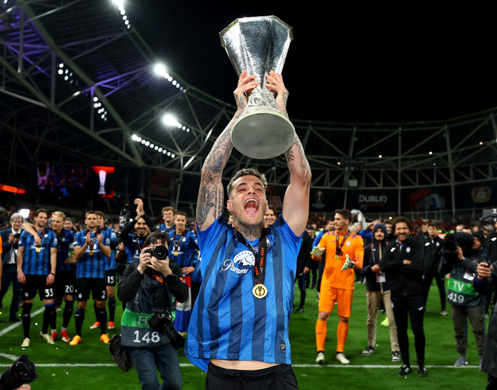 Tiền đạo Gianluca Scamacca vừa giành chức vô địch Europa League hôm 22/5