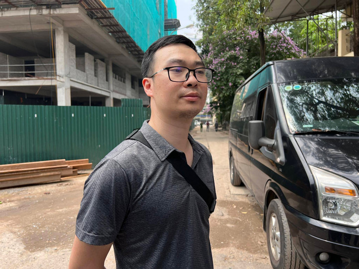 Anh Nguyễn Trung Thành có mặt ở bệnh viện chờ tin của đồng nghiệp.