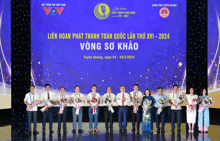 Tổng Giám đốc VOV Đỗ Tiến Sỹ tặng hoa Ban tổ chức Liên hoan.