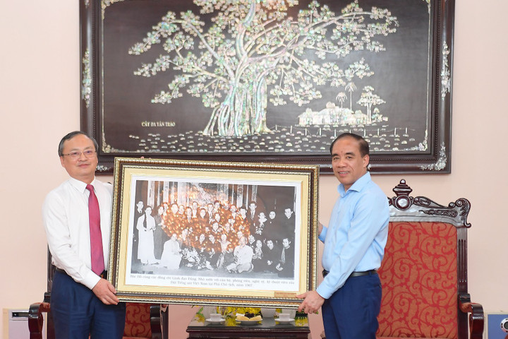 Tổng Giám đốc Đỗ Tiến Sỹ tặng quà lưu niệm Bí thư Tỉnh ủy Chẩu Văn Lâm.