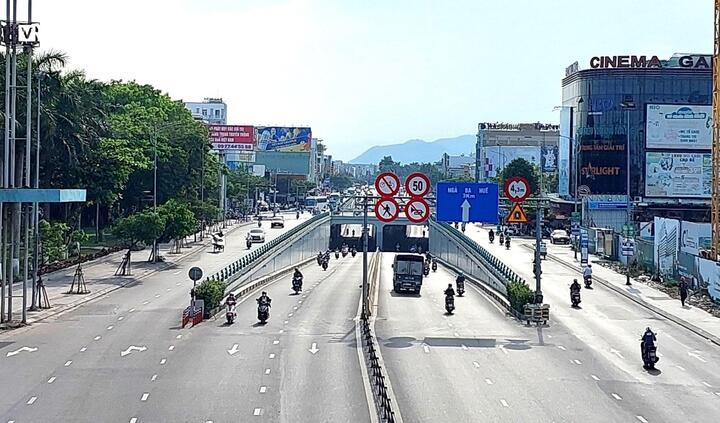 Trên các tuyến đường đều có biển báo tốc độ đối với từng loại phương tiện tham gia giao thông. (Ảnh: Xuân Tiến)