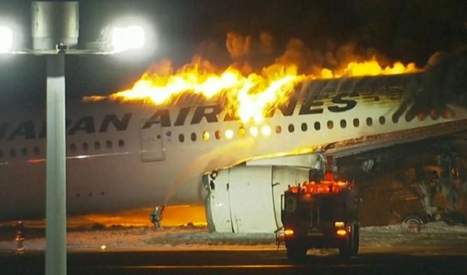 Chiếc Airbus A350 của Japan Airlines bốc cháy sau vụ va chạm trên đường băng ngày 2/1. (Ảnh: Sky News)