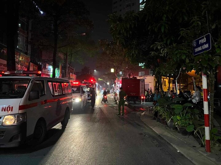 Nhiều xe cứu thương túc trực tại hiện trường vụ cháy.