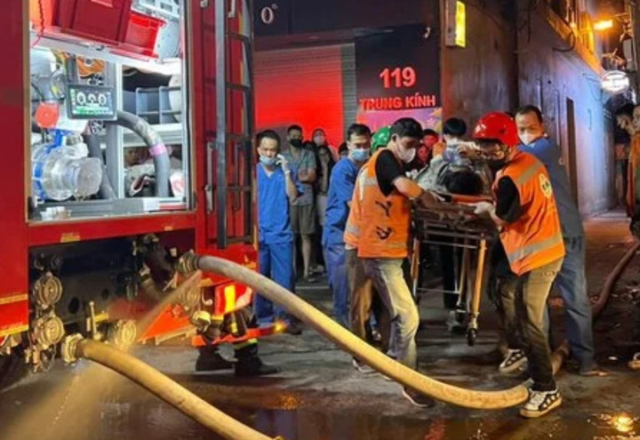 Các nạn nhân được đưa ra khỏi hiện trường vụ cháy.