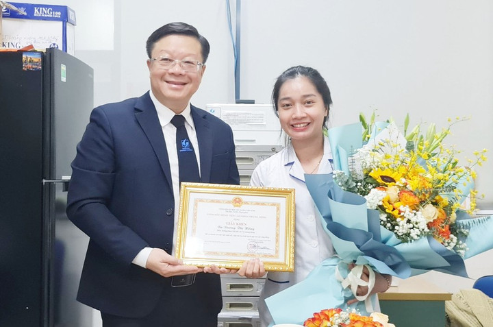 PGS.TS Nguyễn Trung Anh trao tặng giấy khen và phần thưởng dành cho điều dưỡng Hồng. (Ảnh: BVCC)