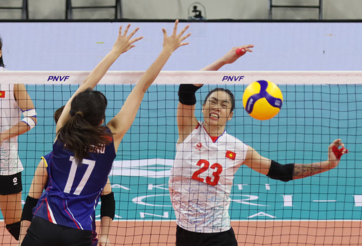 Đội tuyển Việt Nam (áo trắng) tạm đứng đầu bảng.