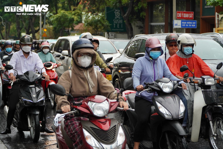TP.HCM hôm nay 24/5, sáng đến trưa nắng nóng, chiều và tối có mưa rào, dông vài nơi.