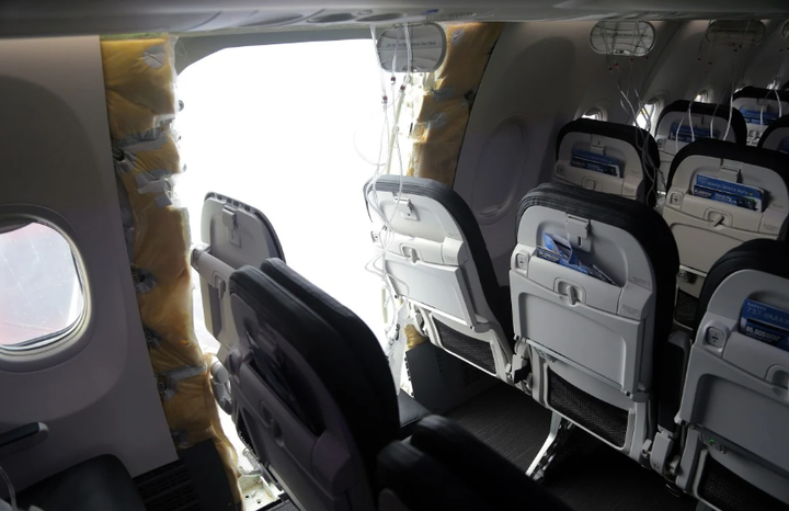 Chiếc Boeing 737 Max 9 do Alaska Airlines vận hành bị bung cửa khi đang bay. (Ảnh: Getty Images)