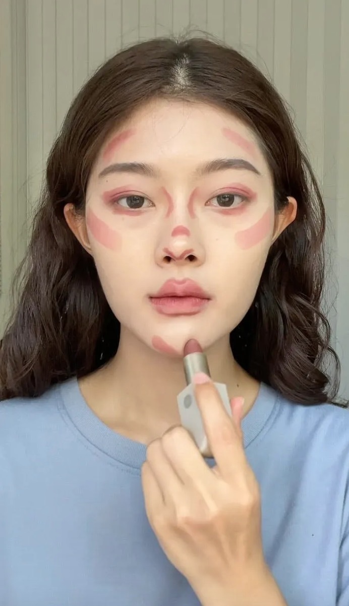 Dùng son để tạo khối toàn gương mặt.