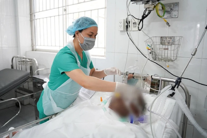 Vụ tạt axit vào bàn nhậu ở TP.HCM: Thêm 1 nạn nhân tử vong - 1