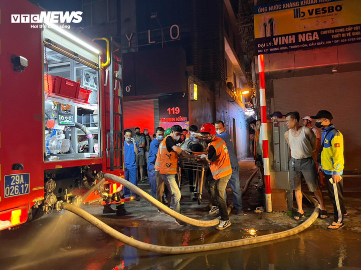 Các nạn nhân được đưa ra khỏi hiện trường vụ cháy.