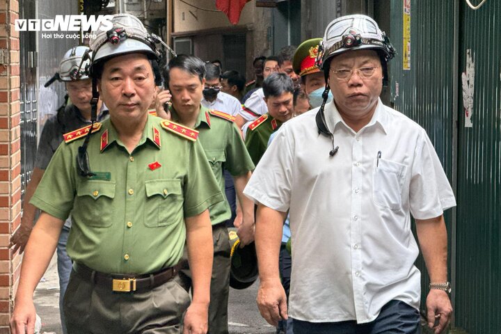 Thượng tướng Trần Quốc Tỏ, Thứ trưởng được giao điều hành Bộ Công an và Trung tướng Nguyễn Hải Trung, Giám đốc Công an TP Hà Nội tới hiện trường vụ cháy.