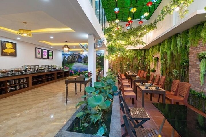 Hoàng Tú phục vụ thực đơn buffet chay vào 12 ngày trong một tháng.