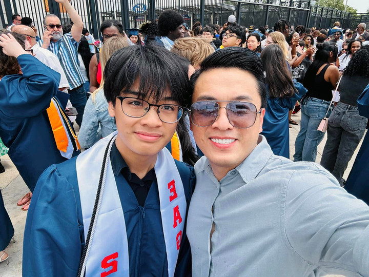 Nam ca sĩ xúc động khi quý tử nay chuẩn bị vào đại học.