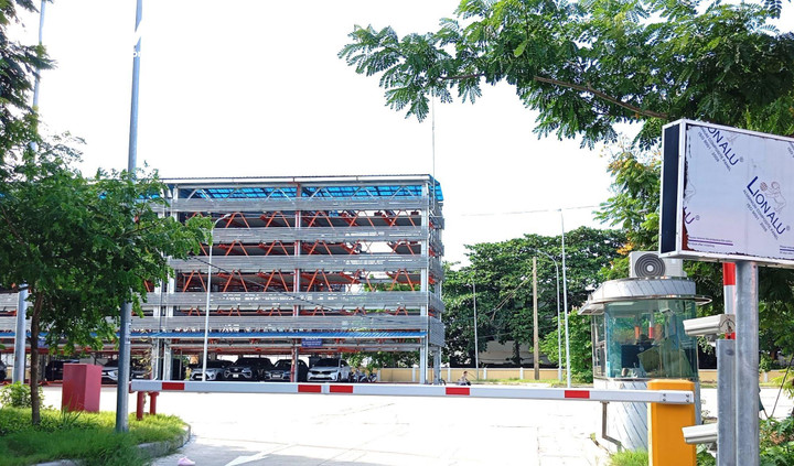 Mỗi ngày chỉ có 15-20 xe ô tô vào gửi tại bãi đỗ xe có vốn đầu tư 76 tỷ đồng.