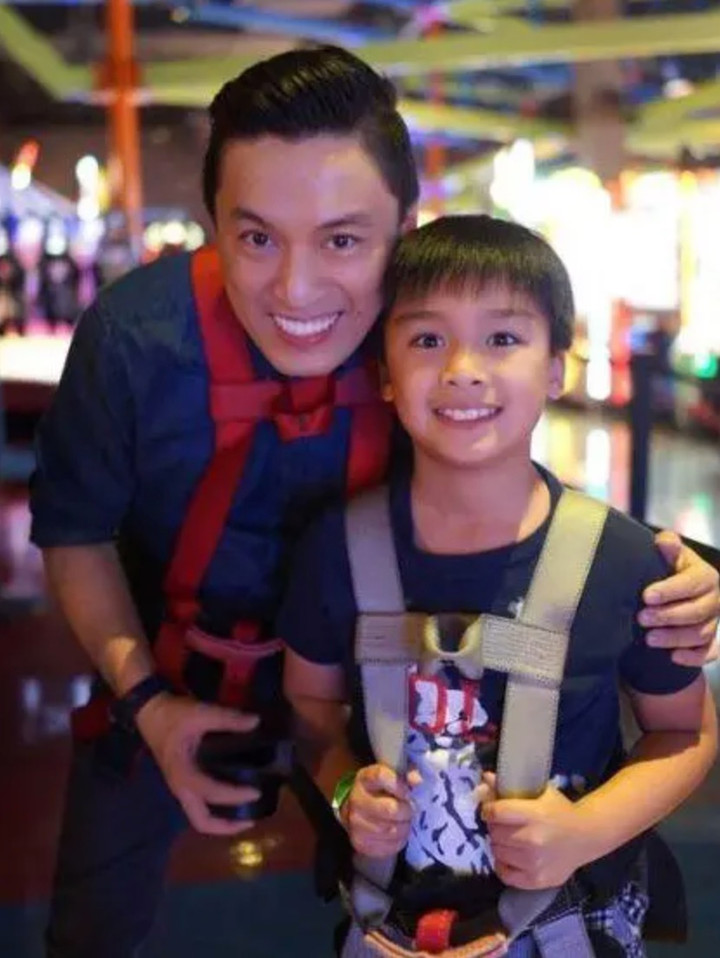 Lam Trường bên con trai lúc nhỏ.