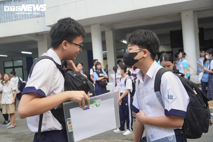 Theo Ban Giám hiệu Trường Phổ thông Năng khiếu, kỳ thi năm nay có số thí sinh dự thi đông hơn, lượng thí sinh ở các môn chuyên khá đồng đều nhau, tỷ lệ chọi ở các môn thi cao hơn các năm trước.