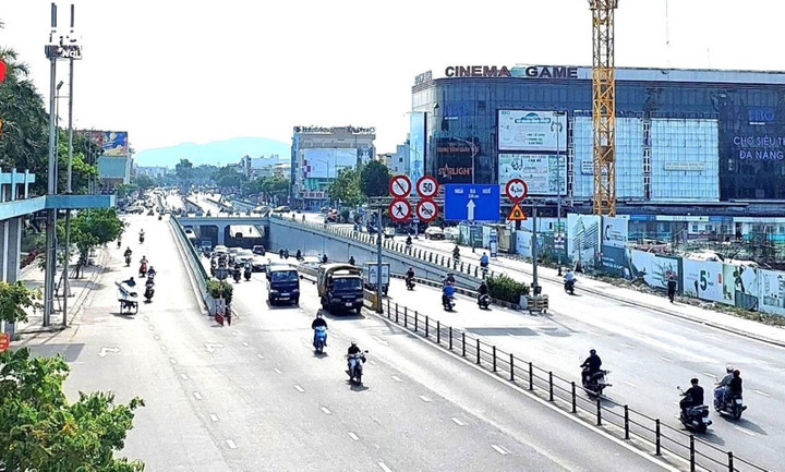 Điều khiển phương tiện đi đúng phần đường, làn đường sẽ góp phần đảm bảo an toàn giao thông. (Ảnh: Xuân Tiến)