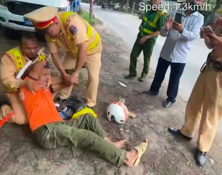 CSGT khống chế nam tài xế say xỉn.