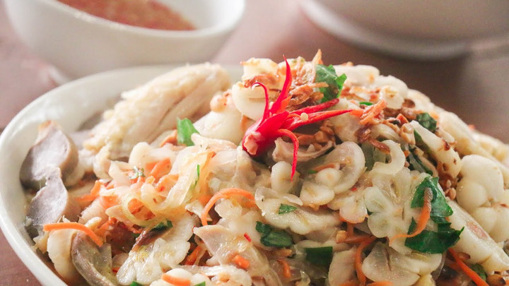 Món gỏi gà măng cụt là ngon nhất của Vườn Xưa Quán. (Ảnh: Mytour)