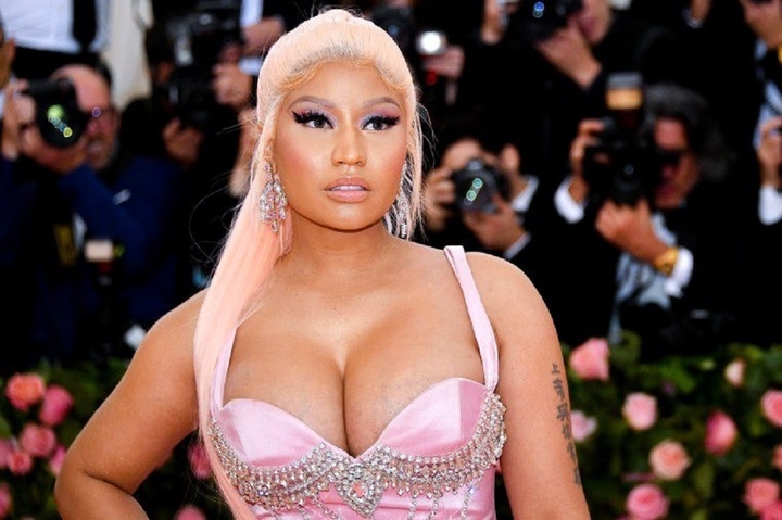 Nicki Minaj bị bắt giữa sân bay