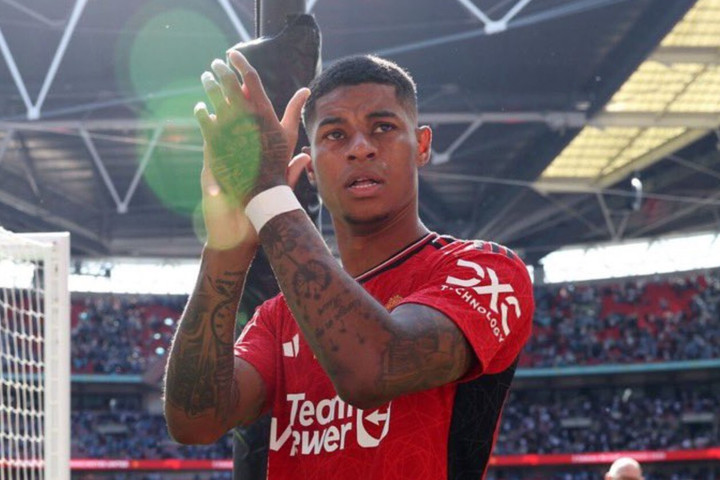 Rashford khóc sau khi giành danh hiệu.